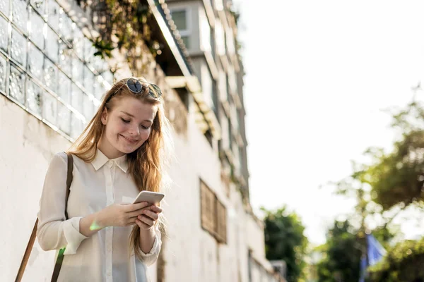 スマートフォンを使う少女 — ストック写真