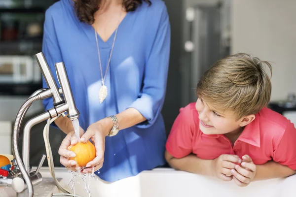 Mamma tvätt frukter — Stockfoto