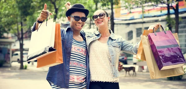 Mulher e homem com sacos de compras — Fotografia de Stock