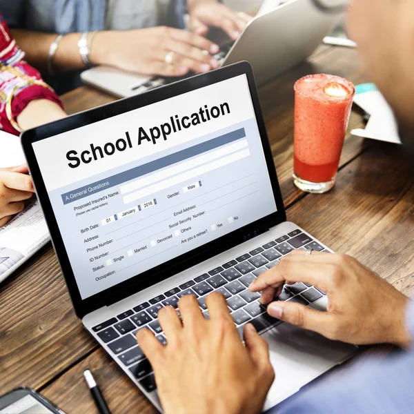 Mensen te typen op het toetsenbord van de laptop — Stockfoto