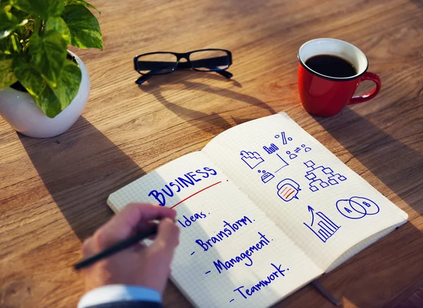 Hombre de negocios escribiendo en cuaderno — Foto de Stock