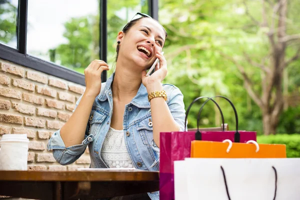 Mujer hablando en el teléfono inteligente —  Fotos de Stock