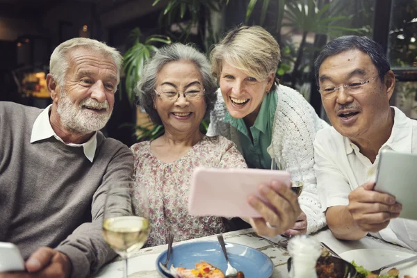 Pensioen met behulp van digitale apparaten — Stockfoto