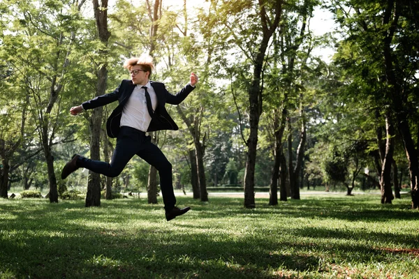 Geschäftsmann beim Springen im Freien — Stockfoto