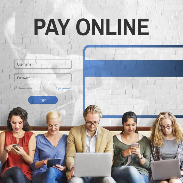 Mensen zitten met apparaten en Online betalen — Stockfoto