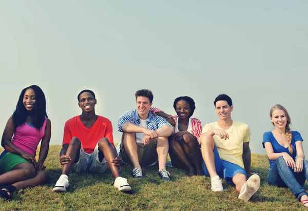 Jóvenes amigos al aire libre — Foto de Stock