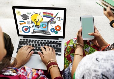 laptop ve cep kullanan kişiler