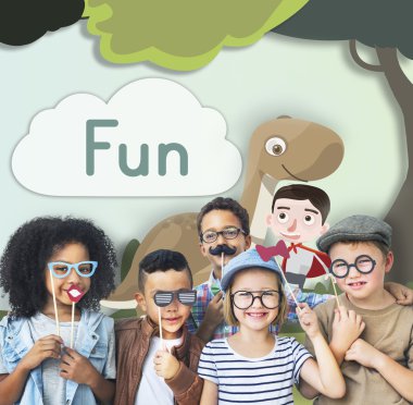 Birlikte oynayan neşeli çocuklar var