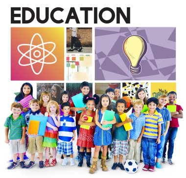 Gülümseyen şirin farklı çocuklar