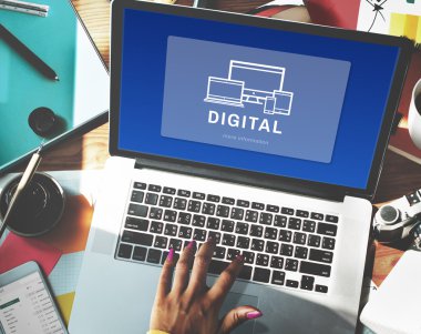 Dizüstü bilgisayarla çalışan kadın