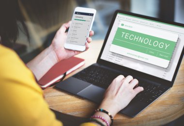 Dijital aygıt kullanan genç kadın