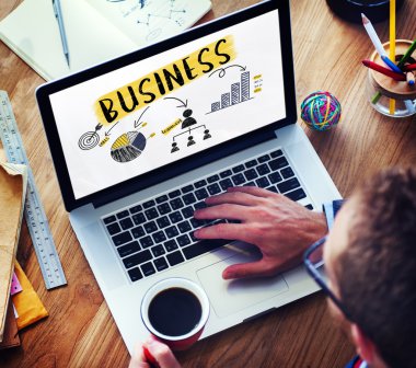 dizüstü bilgisayar kullanan adam