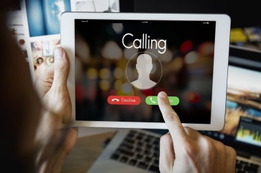 Dijital tabletli adam 