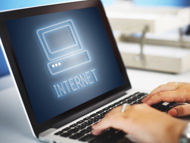 Dizüstü bilgisayarla çalışan kadın