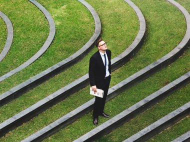 Takım elbiseli yakışıklı iş adamı.