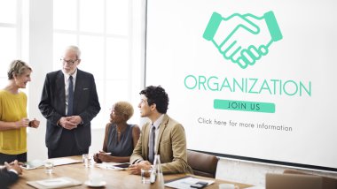 İş adamları birlikte çalışıyor.