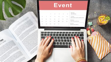 Dizüstü bilgisayar kullanan kadın