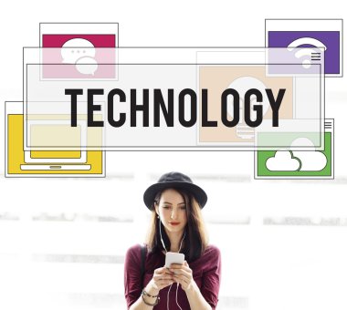 Dijital aygıt kullanan genç kadın