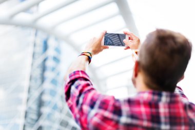 genç adam alarak fotoğraf 