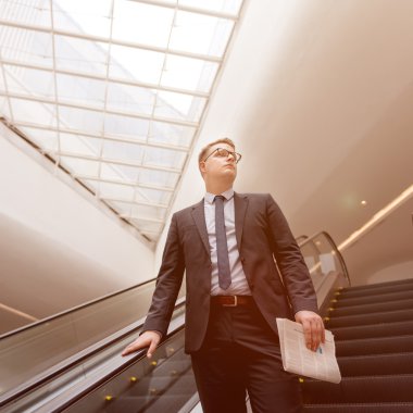 Takım elbiseli yakışıklı iş adamı.