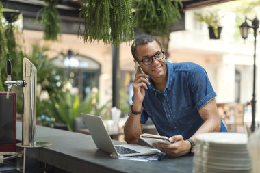 genç işadamı cep telefonuna konuşuyor