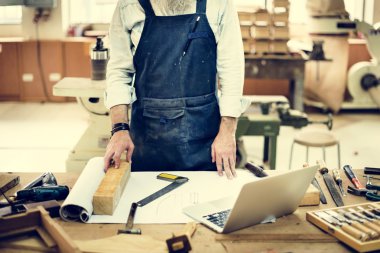 Atölyede çalışan bir zanaatkar.