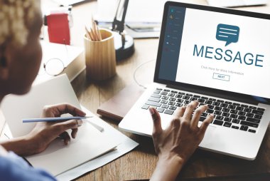 mesaj ile dizüstü bilgisayar üzerinde çalışan kadın