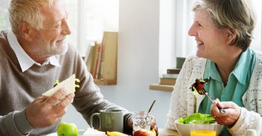 Yaşlı çift kahvaltı yapıyor.