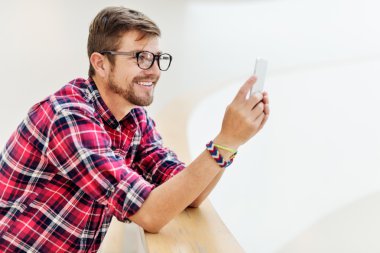 Akıllı telefon kullanan adam 