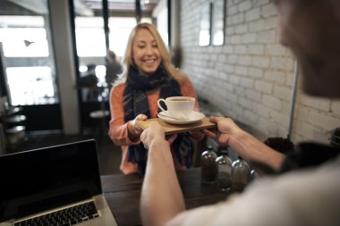 Kafede çalışan barista
