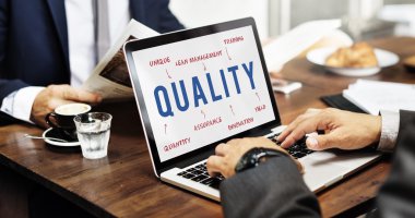 Dizüstü bilgisayar kullanan iş adamı