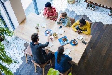 Öğrenciler café'de öğle yemeği