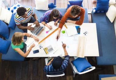 Öğrenciler birlikte öğrenme