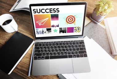 ekrandaki bilgileri ile dizüstü bilgisayar