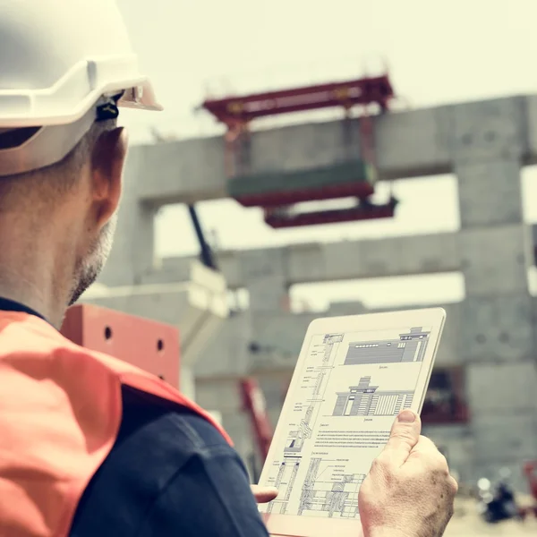 Obrero de la construcción con arquitectura Plan —  Fotos de Stock