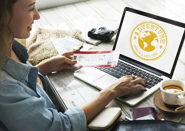 Frau im Büro arbeitet mit Laptop — Stockfoto