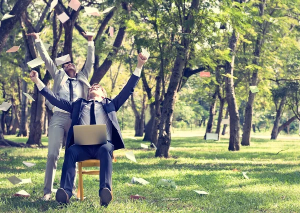 Empresario y Empresario con laptop en el parque — Foto de Stock