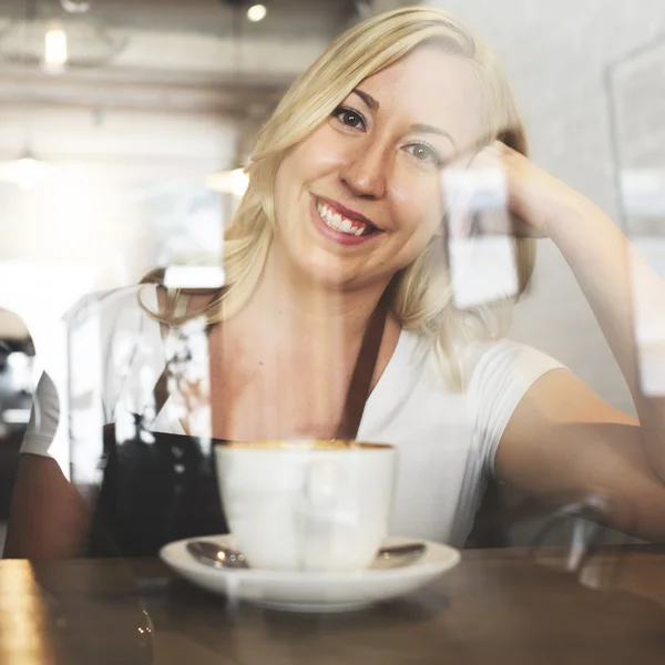 Mujer barista trabajando en la cafetería — Foto de Stock