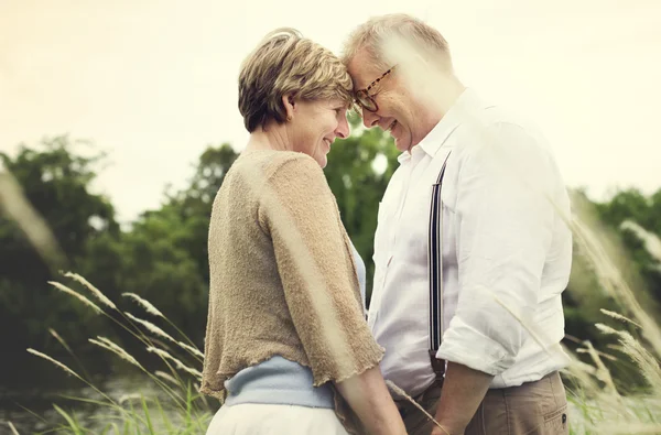 Couple âgé tenant la main — Photo