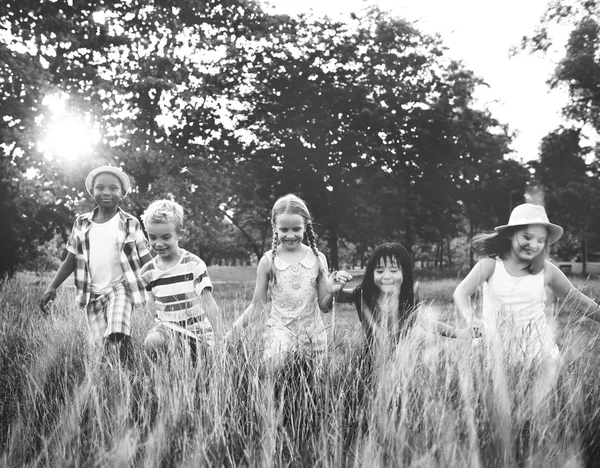 Enfants jouant à l'extérieur — Photo