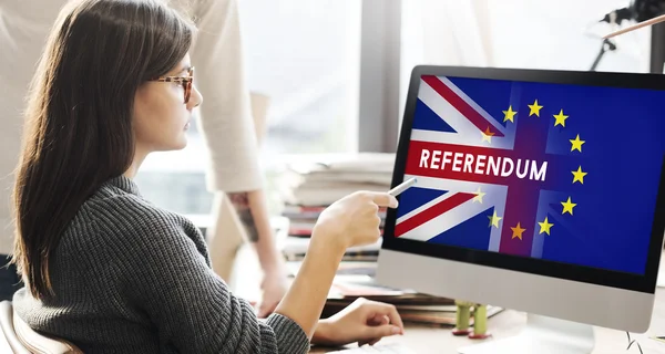Donna che mostra sul monitor con Referendum — Foto Stock