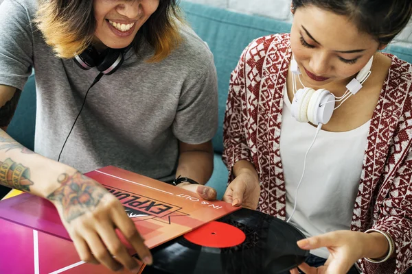 Jovens amigos com disco de vinil — Fotografia de Stock