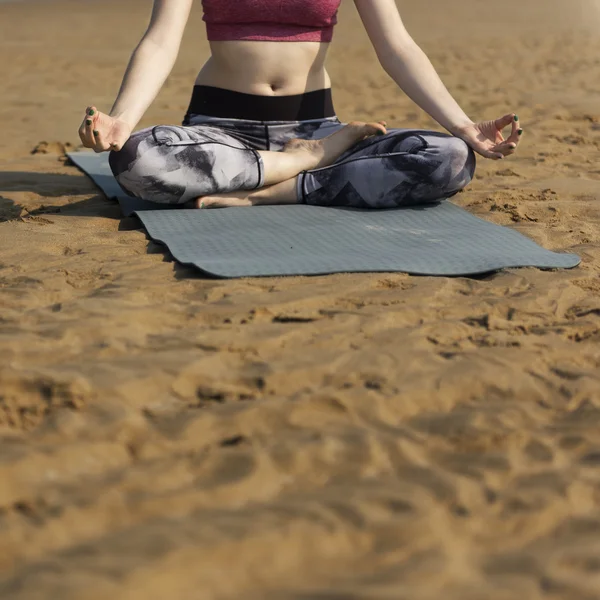 ヨガの瞑想をしている女性 — ストック写真
