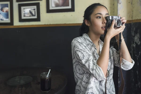 Aziatische meisje met camera — Stockfoto