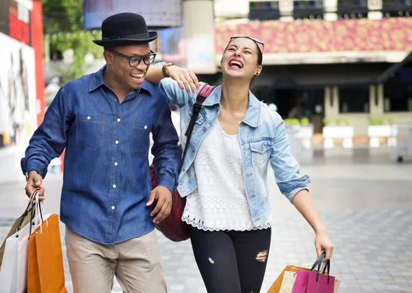 Mujer y hombre hablando mientras va de compras — Foto de Stock