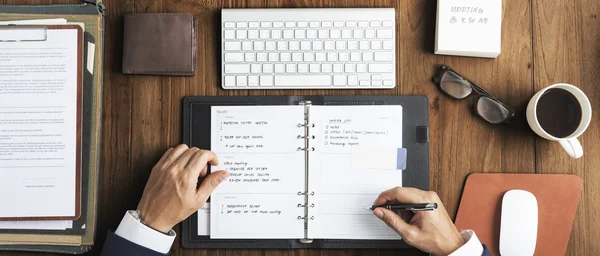 Homem de negócios escrevendo notas — Fotografia de Stock