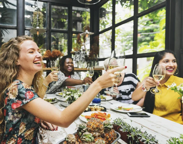 Mulheres penduradas e comendo juntas — Fotografia de Stock