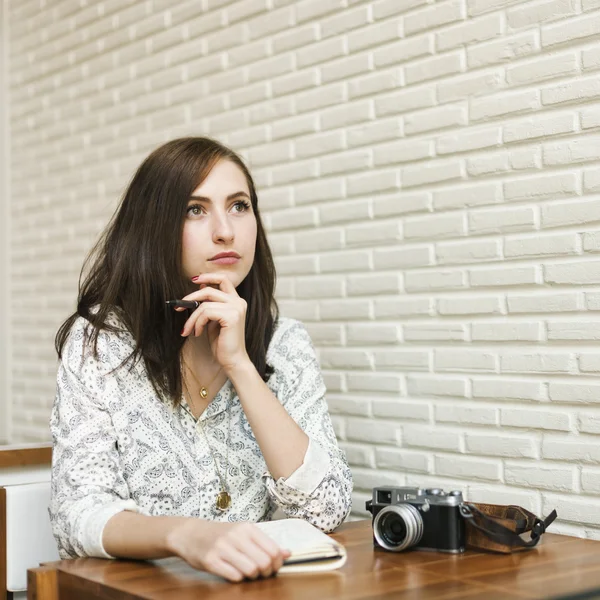 Mujer Pensando y escribiendo notas — Foto de Stock