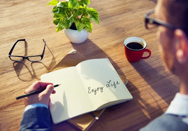 Hombre de negocios escribiendo en cuaderno — Foto de Stock