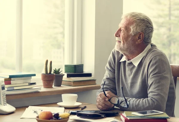 Senior man thuis ontspannen — Stockfoto